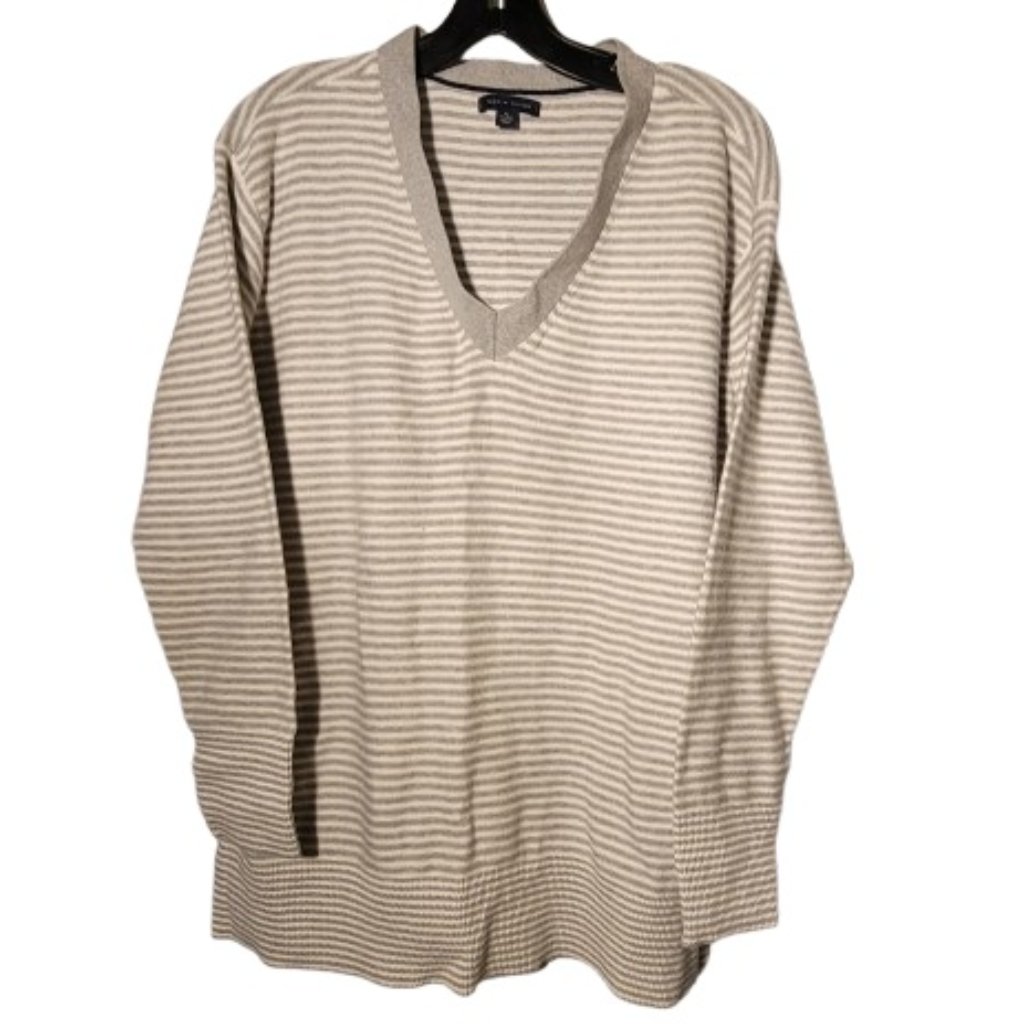 Tommy Hilfiger Women's V-Neck Long Sleeve Gray And White Striped Sweater Size Xl